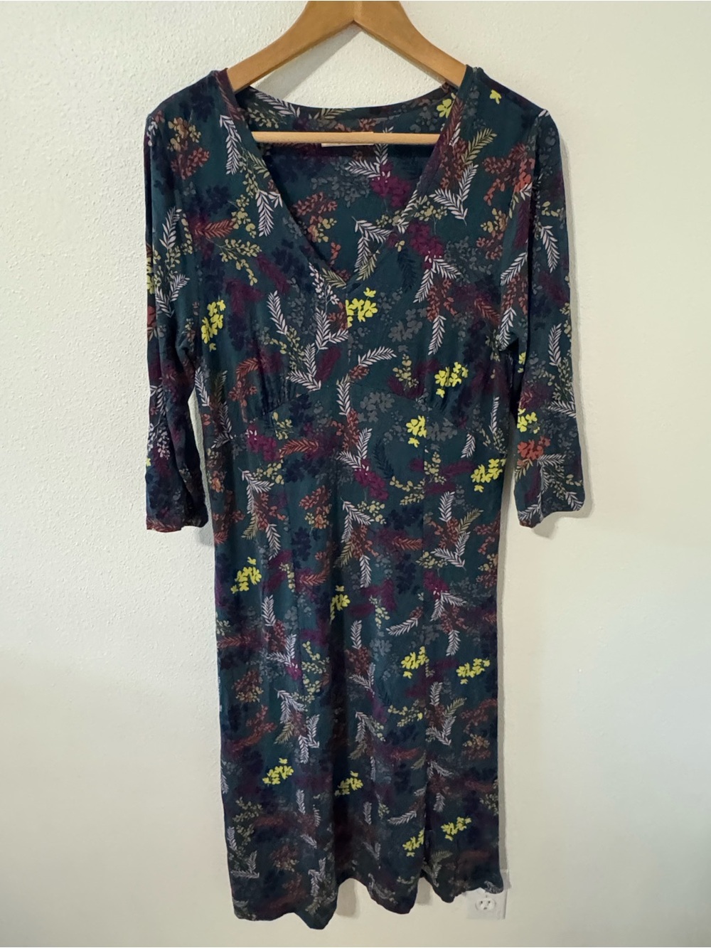 Woolovers Stretch Jersey Floral Midi Dress Green 3/4 Sleeve V Neckline-Medium